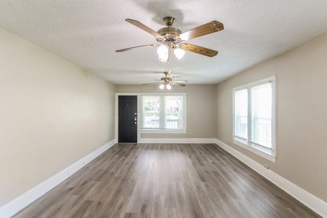 522 12th Avenue N, Texas City, TX 77590