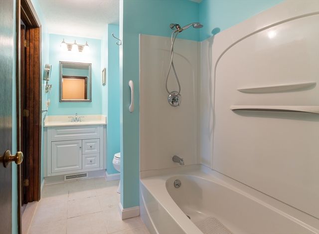 52 Frederick St 26, Dracut, MA 01826