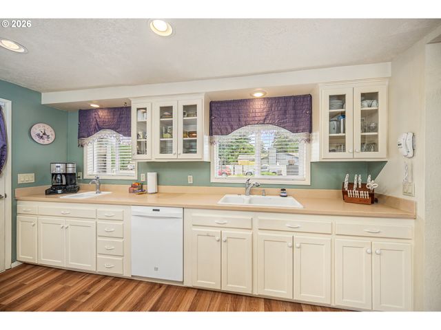 143 FERNDALE Dr, Eugene, OR 97404