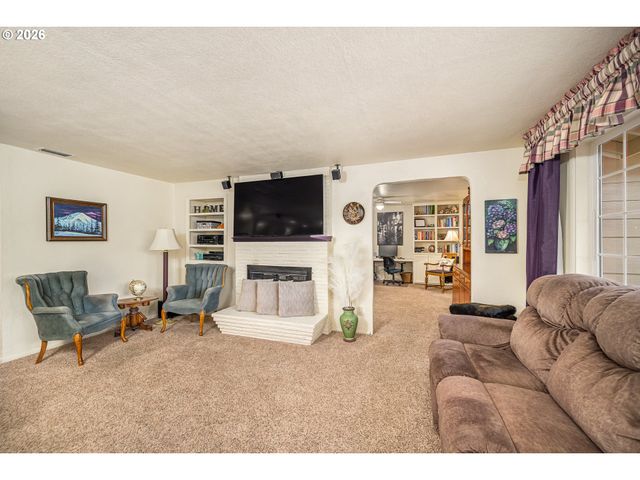 143 FERNDALE Dr, Eugene, OR 97404
