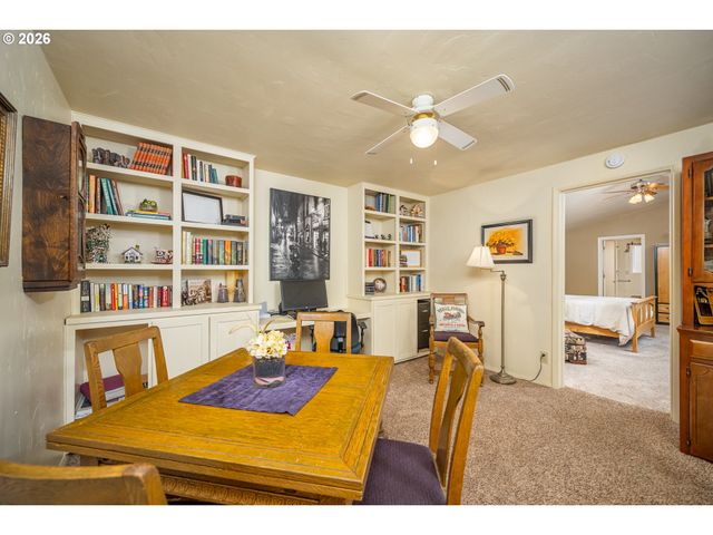 143 FERNDALE Dr, Eugene, OR 97404