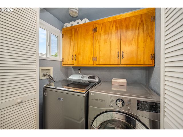 143 FERNDALE Dr, Eugene, OR 97404