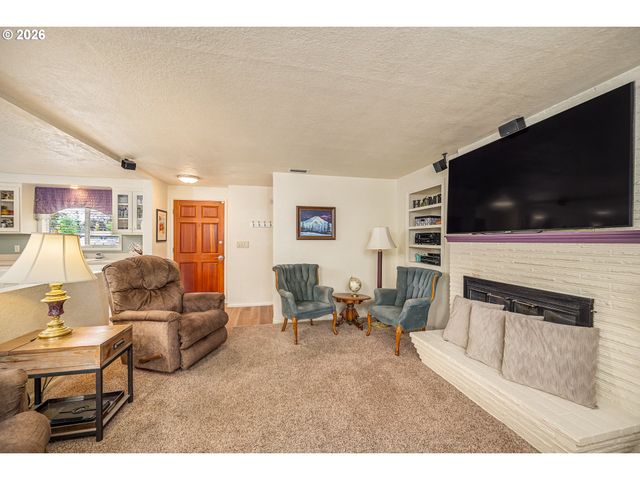 143 FERNDALE Dr, Eugene, OR 97404