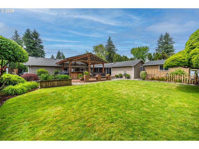 143 FERNDALE Dr, Eugene, OR 97404