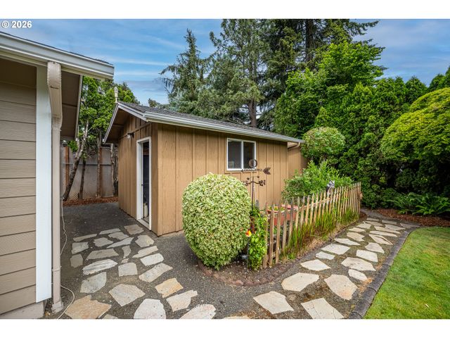 143 FERNDALE Dr, Eugene, OR 97404