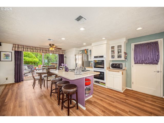 143 FERNDALE Dr, Eugene, OR 97404