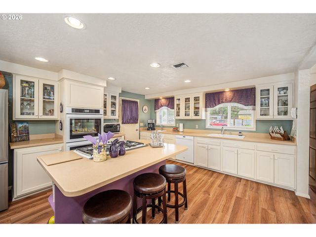 143 FERNDALE Dr, Eugene, OR 97404