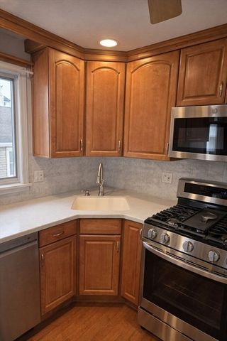 15 Lincoln Ave, Hull, MA 02045