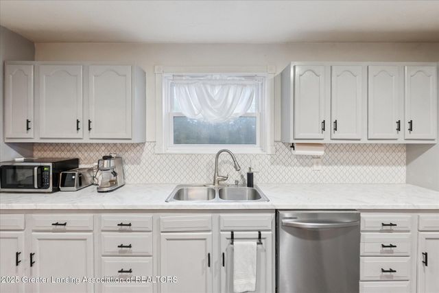 1519 S Lansing Street, St. Johns, MI 48879