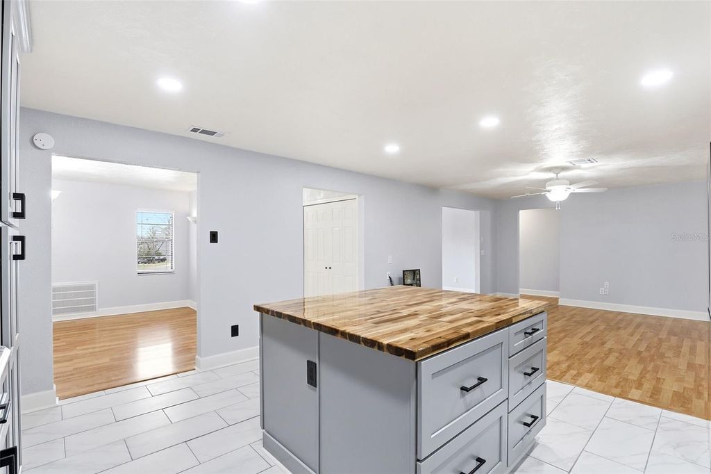 Image 13 of property listing at 303 EVERGREEN COURT, Apopka, FL 32712