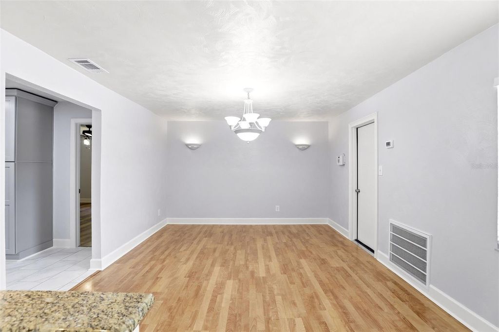 Image 14 of property listing at 303 EVERGREEN COURT, Apopka, FL 32712