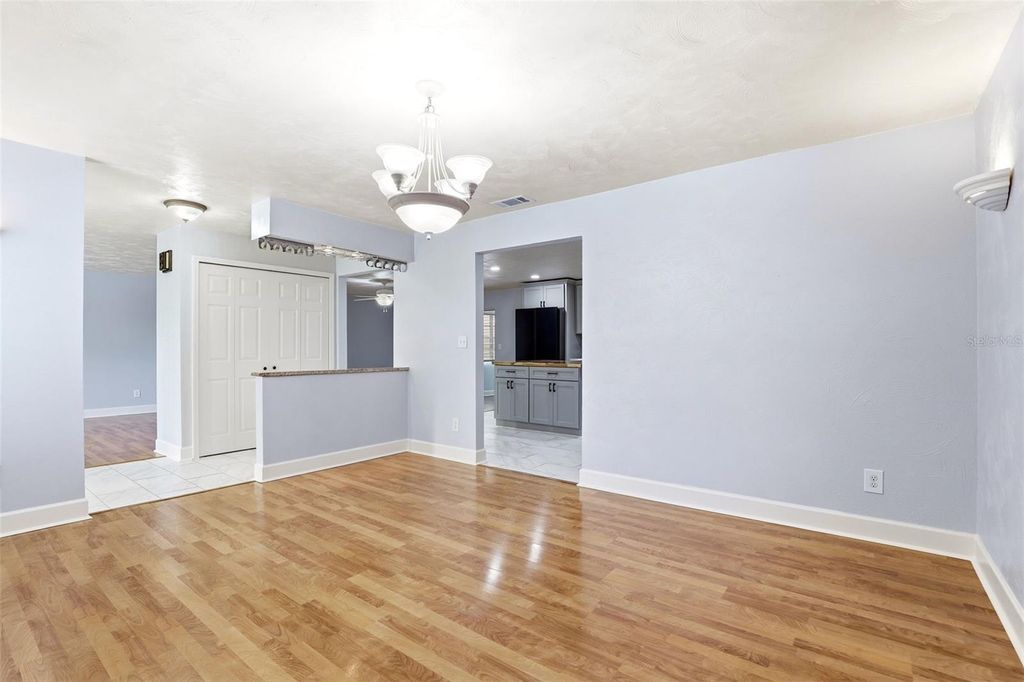 Image 15 of property listing at 303 EVERGREEN COURT, Apopka, FL 32712