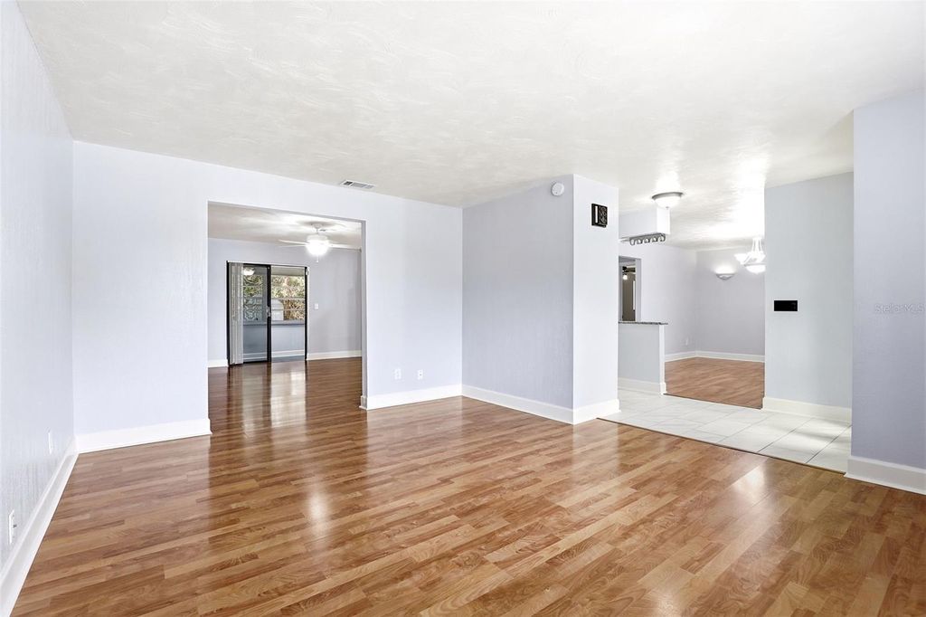 Image 17 of property listing at 303 EVERGREEN COURT, Apopka, FL 32712