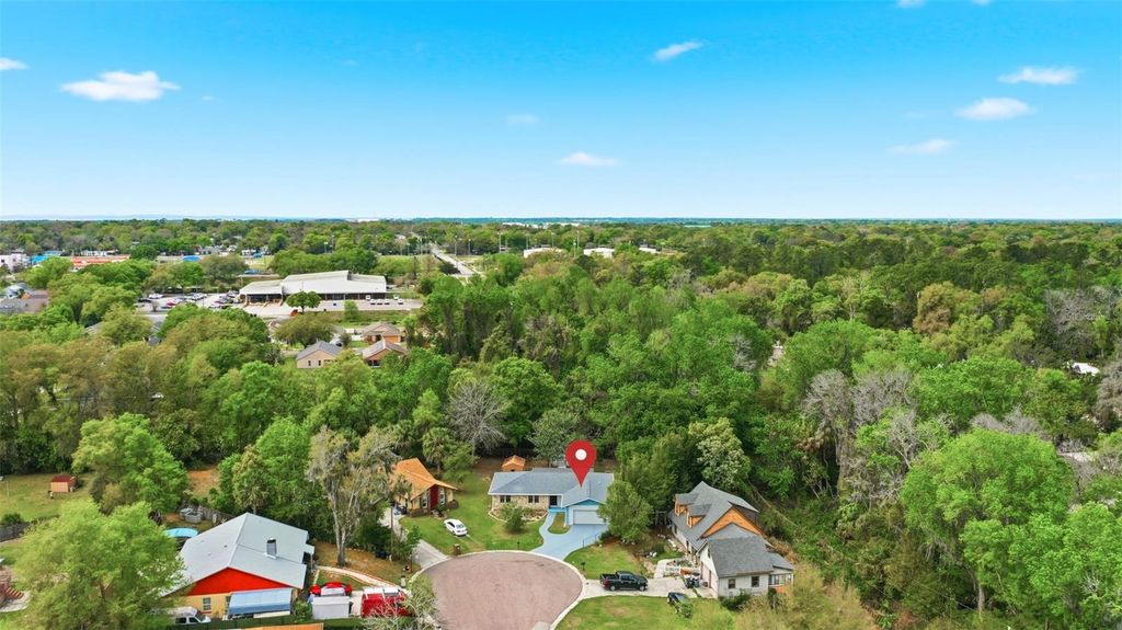 Image 5 of property listing at 303 EVERGREEN COURT, Apopka, FL 32712