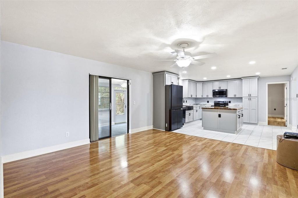 Image 8 of property listing at 303 EVERGREEN COURT, Apopka, FL 32712