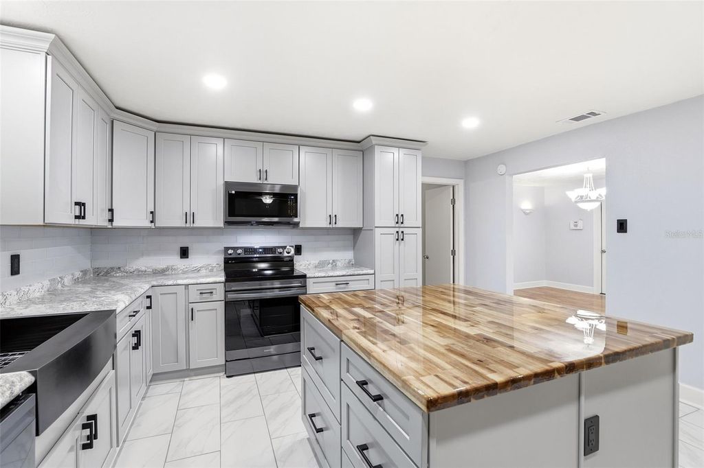 Image 9 of property listing at 303 EVERGREEN COURT, Apopka, FL 32712