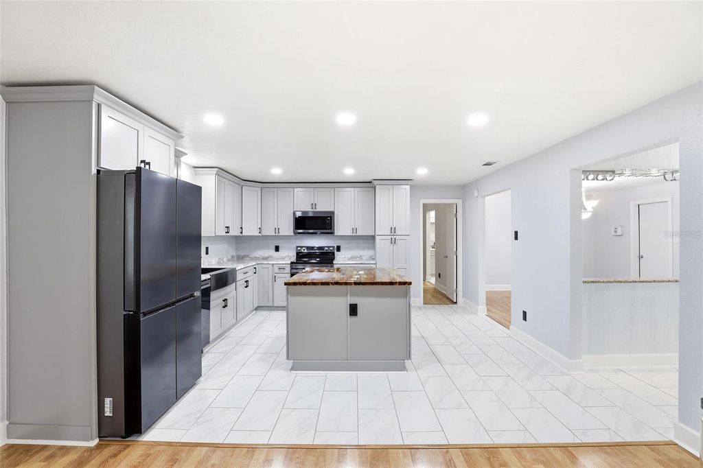 Image 10 of property listing at 303 EVERGREEN COURT, Apopka, FL 32712