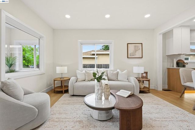 22 Garden Rd, Alameda, CA 94502