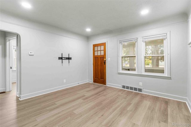 1726 Helen Street, Garden City, MI 48135