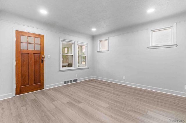 1726 Helen Street, Garden City, MI 48135