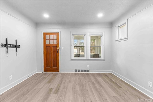 1726 Helen Street, Garden City, MI 48135