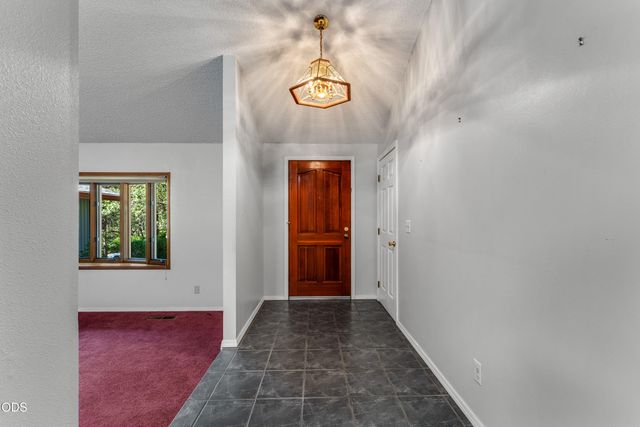 387 Carrollwood Drive, Grants Pass, OR 97527