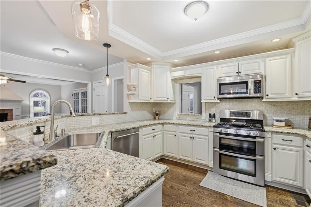 Image 10 of property listing at 511 Deer Run Way, Woodstock, GA 30189