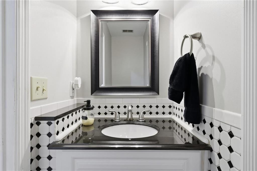 Image 12 of property listing at 511 Deer Run Way, Woodstock, GA 30189