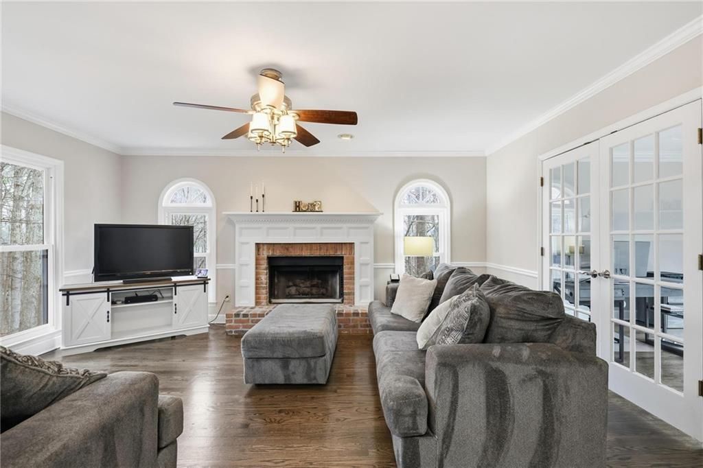 Image 5 of property listing at 511 Deer Run Way, Woodstock, GA 30189