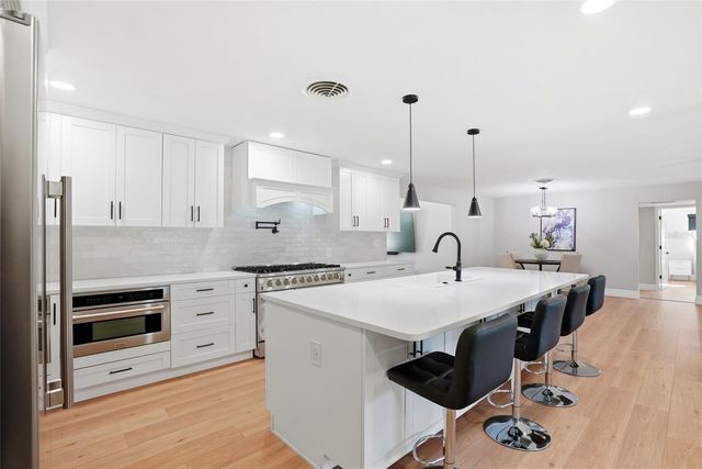 521 51ST AVENUE S, St Petersburg, FL 33705