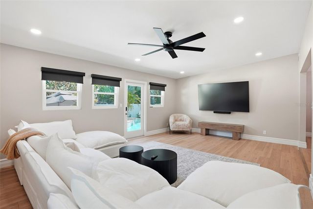 521 51ST AVENUE S, St Petersburg, FL 33705