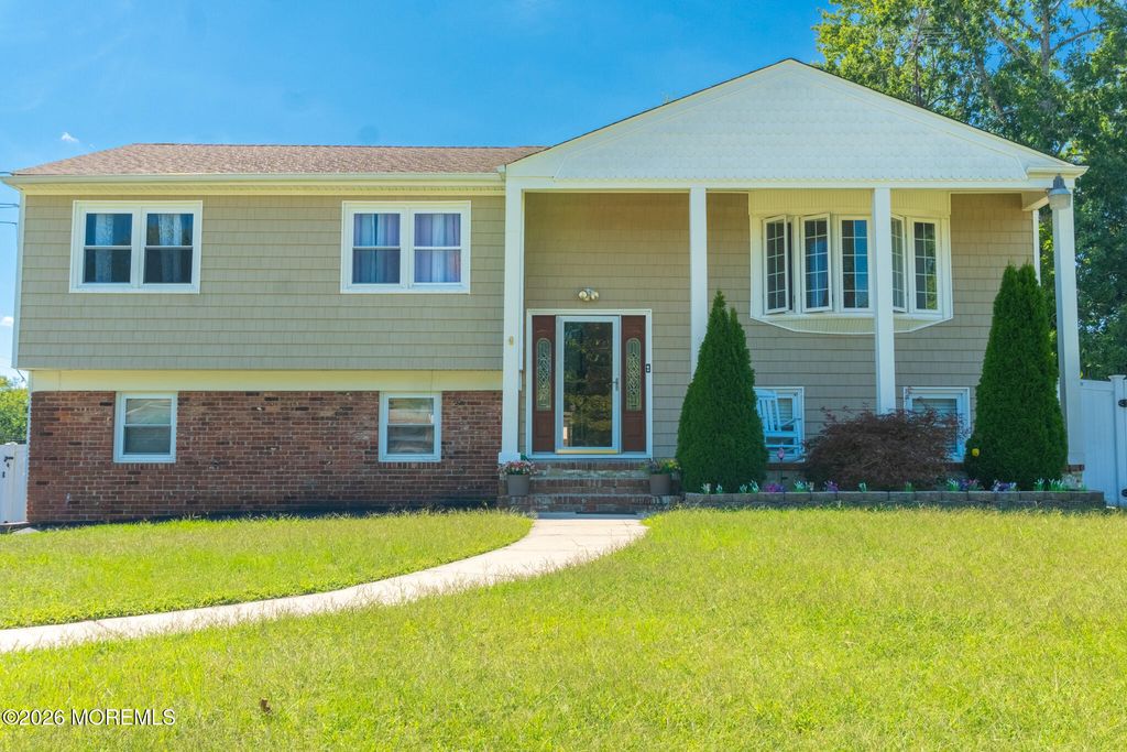 31 Kim Lane, Toms River, NJ 08755