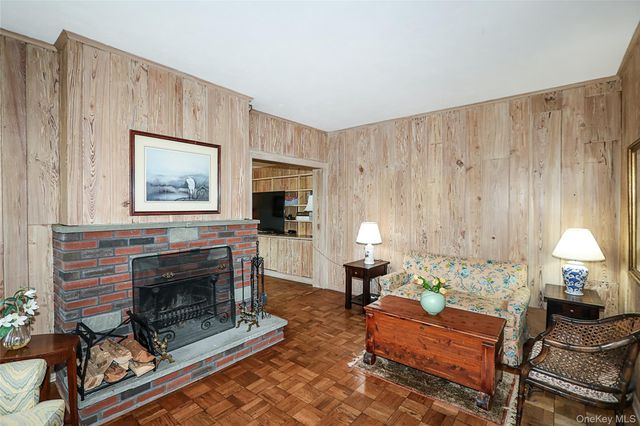 101A Glenwood Road, Glenwood Landing, NY 11547