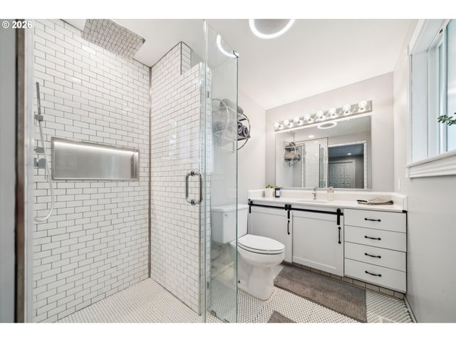 7135 MONTE VERDE Dr, Gladstone, OR 97027