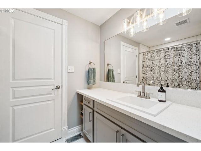 7135 MONTE VERDE Dr, Gladstone, OR 97027