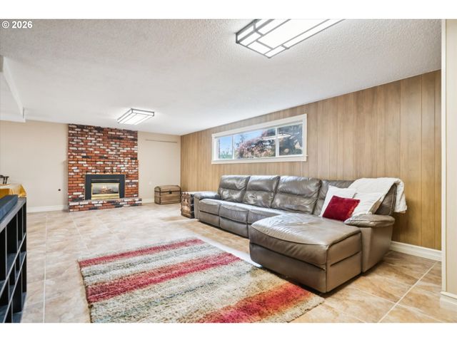 7135 MONTE VERDE Dr, Gladstone, OR 97027