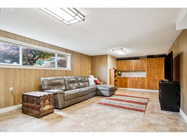 7135 MONTE VERDE Dr, Gladstone, OR 97027