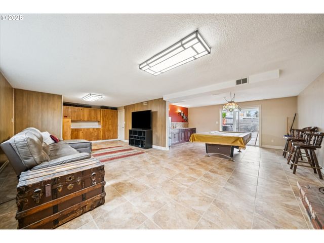 7135 MONTE VERDE Dr, Gladstone, OR 97027