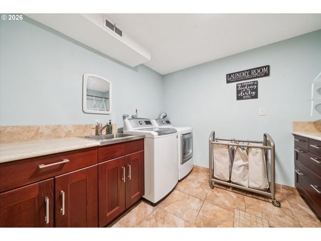 7135 MONTE VERDE Dr, Gladstone, OR 97027