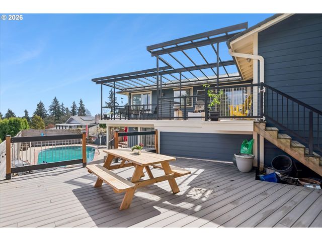 7135 MONTE VERDE Dr, Gladstone, OR 97027