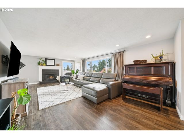 7135 MONTE VERDE Dr, Gladstone, OR 97027