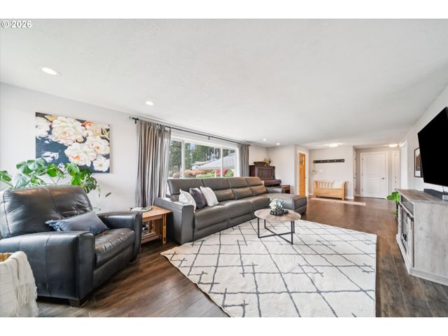 7135 MONTE VERDE Dr, Gladstone, OR 97027