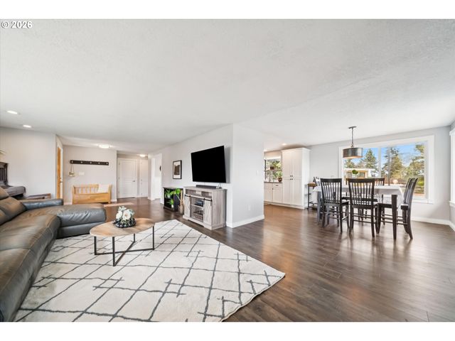 7135 MONTE VERDE Dr, Gladstone, OR 97027