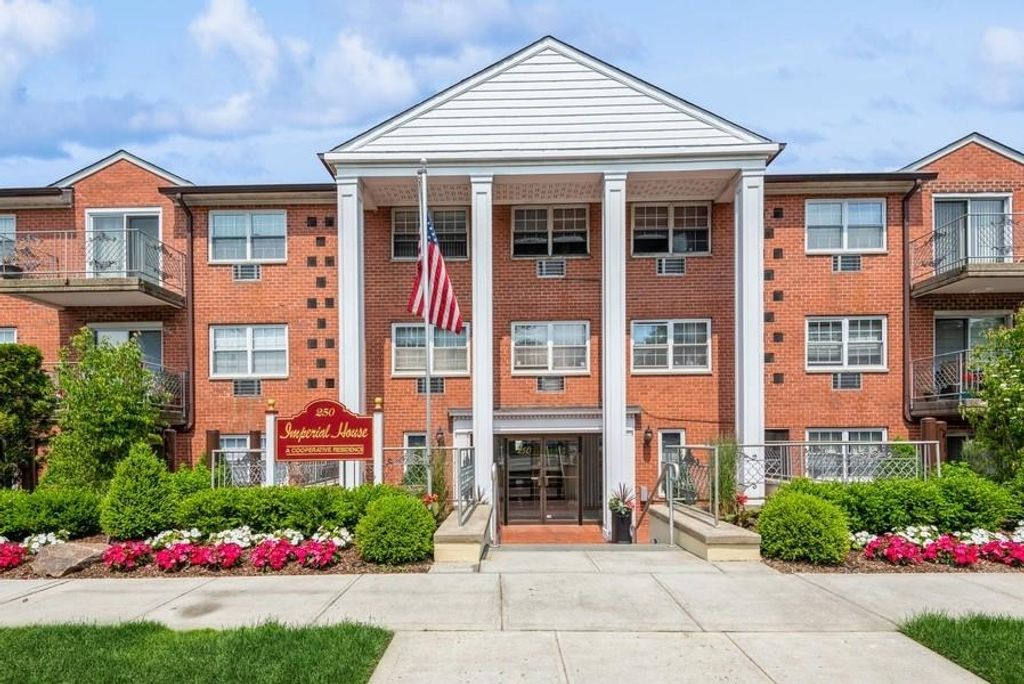 250 N Village Avenue B3, Rockville Centre, NY 11570