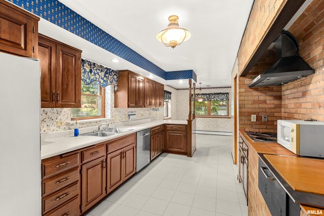 303 SHADY KNOLLS Drive, East Peoria, IL 61611