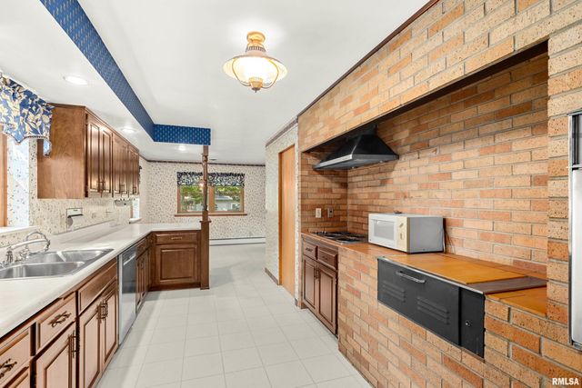 303 SHADY KNOLLS Drive, East Peoria, IL 61611