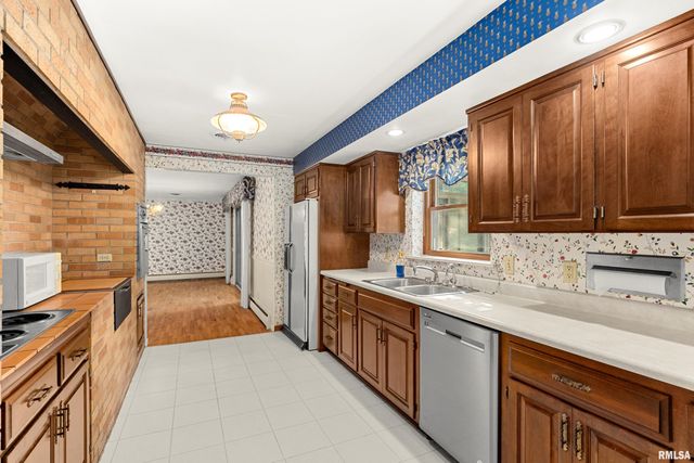 303 SHADY KNOLLS Drive, East Peoria, IL 61611