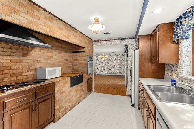 303 SHADY KNOLLS Drive, East Peoria, IL 61611