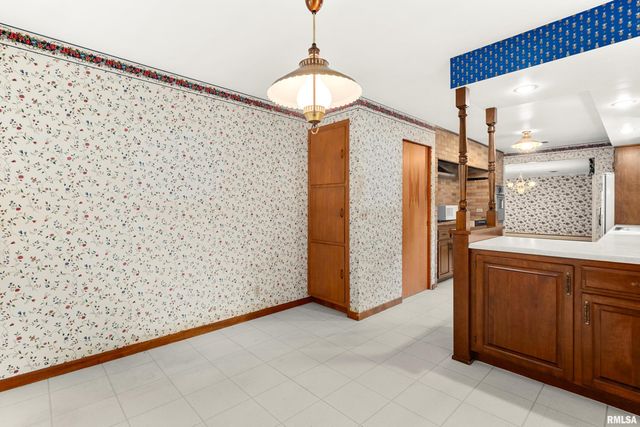 303 SHADY KNOLLS Drive, East Peoria, IL 61611