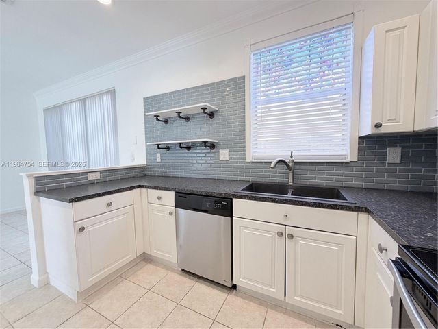 792 NW 170th Ter 792, Pembroke Pines, FL 33028